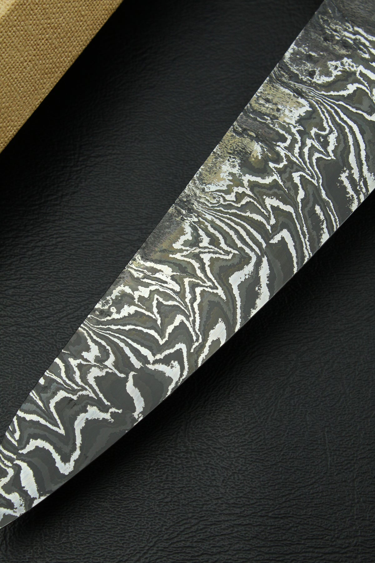 Damascus-Gyuto-HK-Torsion aus deutschem Walnussholz