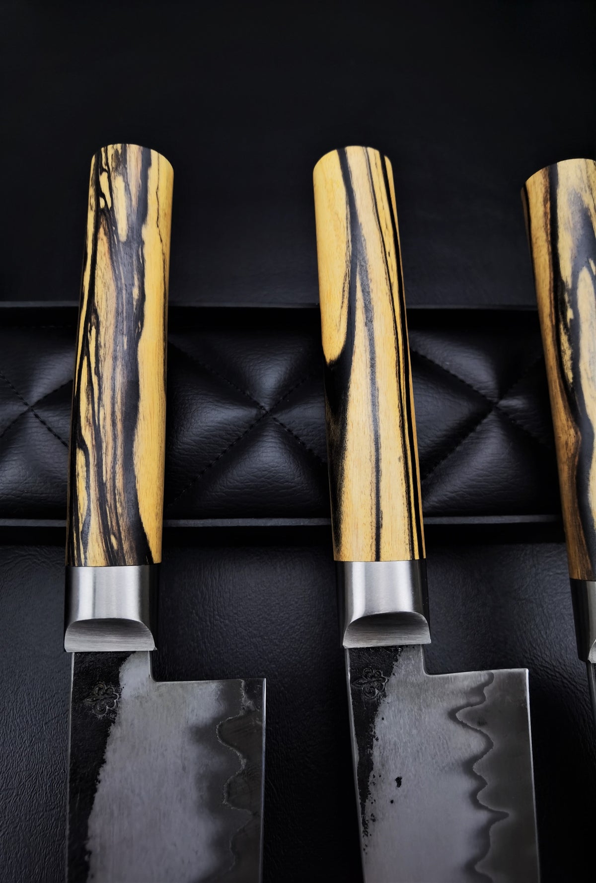 Schwarz-weißes Santoku-Messer aus Ebenholz, limitiert