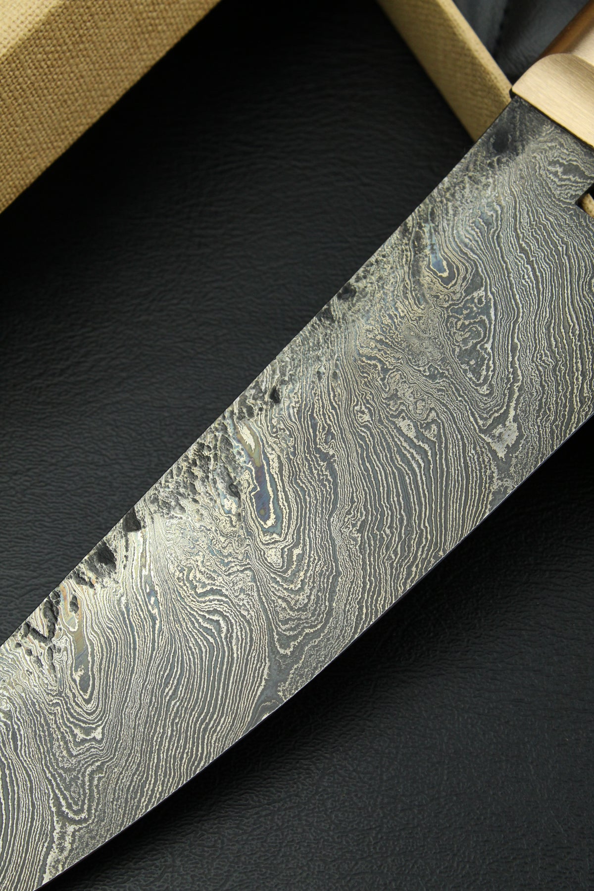 Damast-Santoku mit Torsionsmuster aus deutschem Nussbaumholz