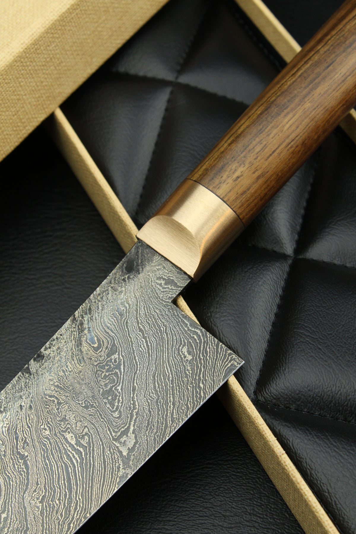 Damast-Santoku mit Torsionsmuster aus deutschem Nussbaumholz