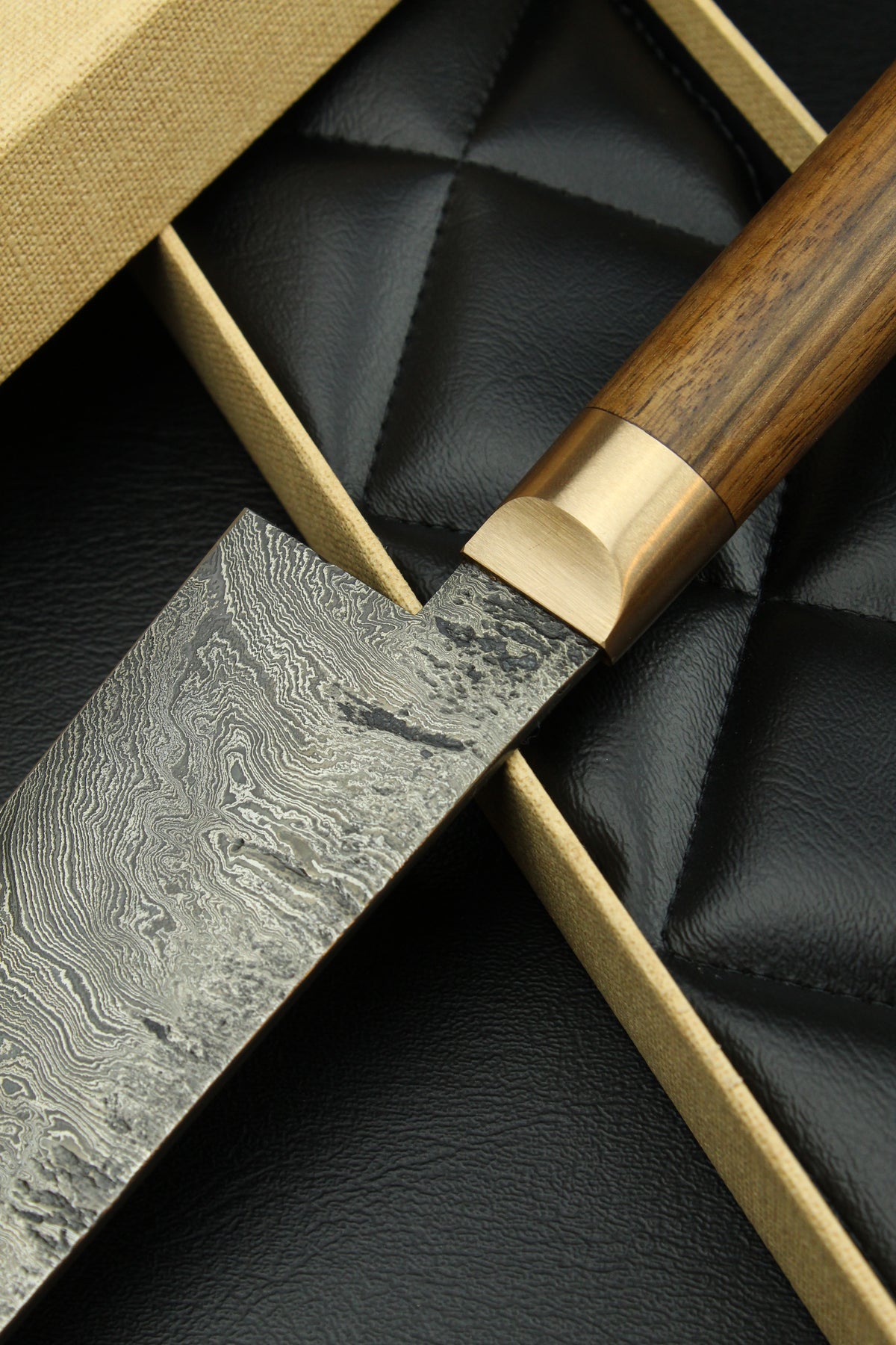 Damast-Santoku mit Torsionsmuster aus deutschem Nussbaumholz