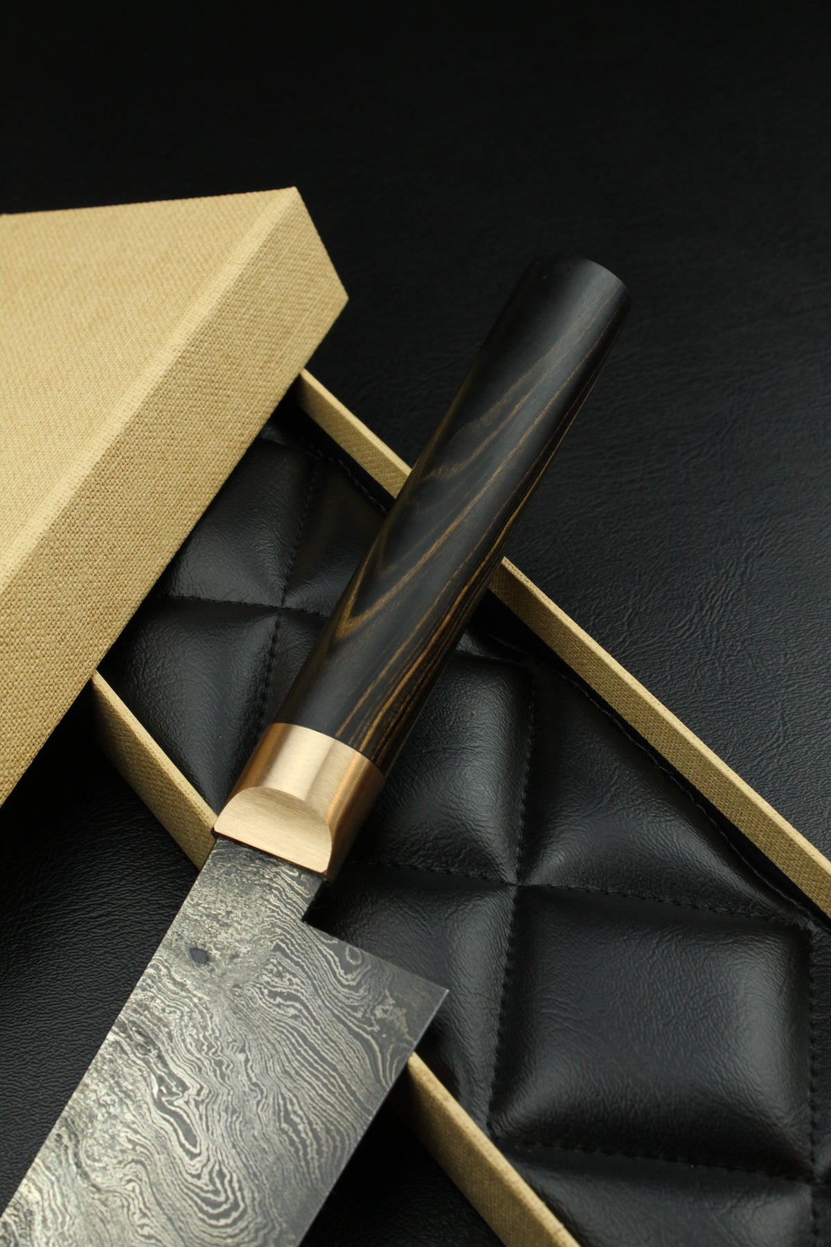 Damast-Santoku Torsion, schwarzes Ebenholz, ovaler Griff