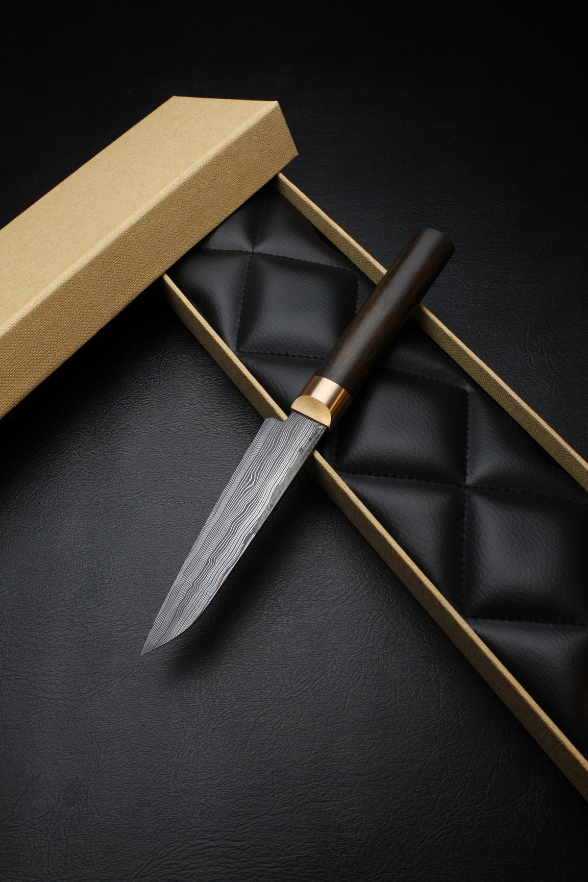Kleines Damast-Universalmesser mit Nadelstreifen und ovaler Klinge