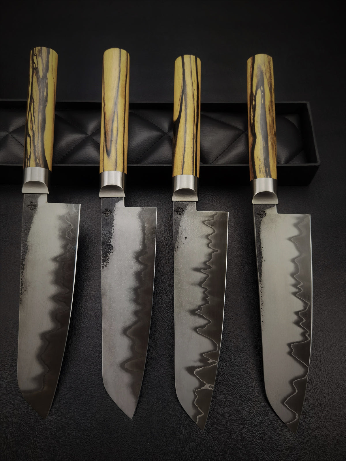 Schwarz-weißes Santoku-Messer aus Ebenholz, limitiert